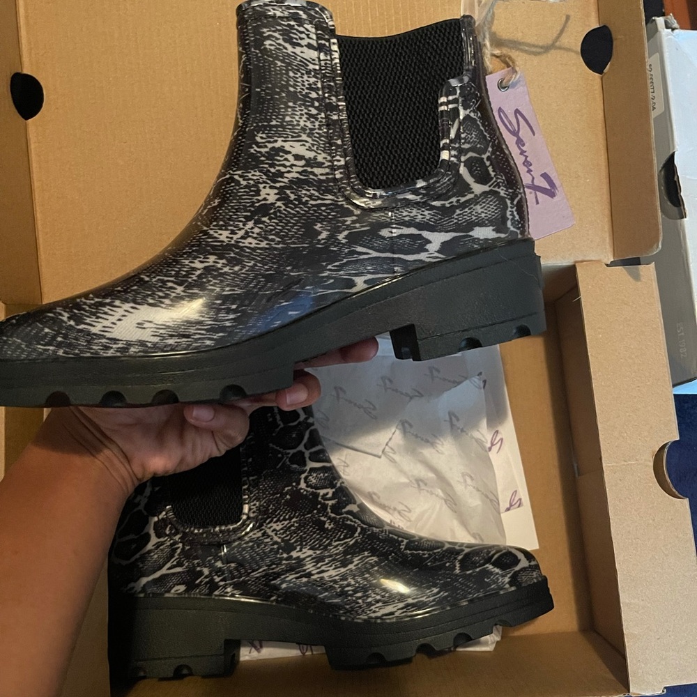 SEVEN7 HALIFAX SKAKE SKIN RAIN BOOT (SIZE 7)